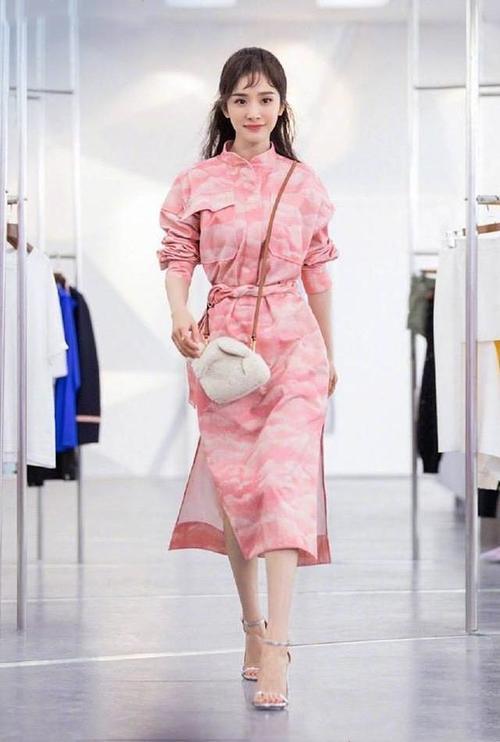 穿粉裙最美的5位女星：迪丽热巴粉嫩，杨幂端庄，粉红色的恋爱季