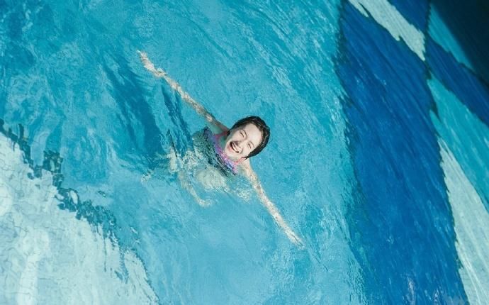 短发泳装美女泳池湿身诱惑写真图片