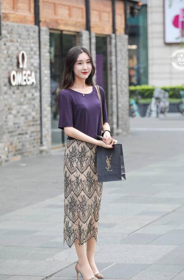 街拍：小姐姐薄纱长裙，肉丝袜马上GET什么叫大长腿