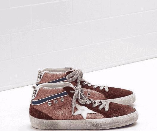 蔡依林从意大利回国, 穿着打扮新奇, 从头红到脚, 一双脏鞋亮眼