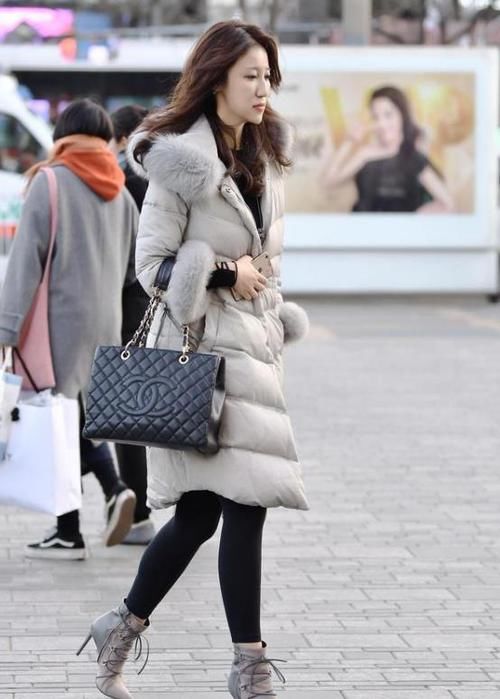  「小姐姐」潮范儿女神来了，街拍：瑰姿艳逸的美女，一件白色上衣配黑色短裙，时尚魅力气质