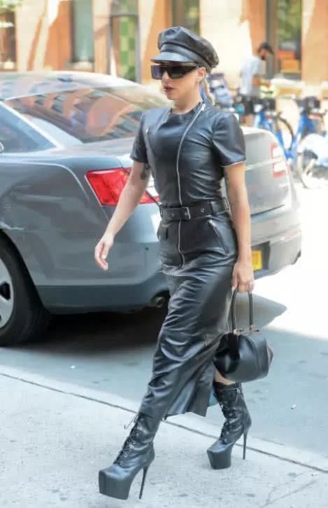 Lady Gaga好自信!但30厘米恨天高也无法拯救她，网友:腿好短!