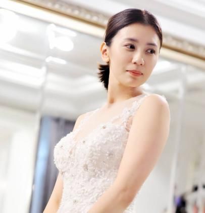  『闺蜜』遭前夫家暴出轨，闺蜜又挖墙脚，如今二婚女星中我看她最幸福