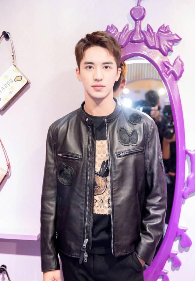 许魏洲造型来一波，确定过眼神，秋天拿下女神就靠它