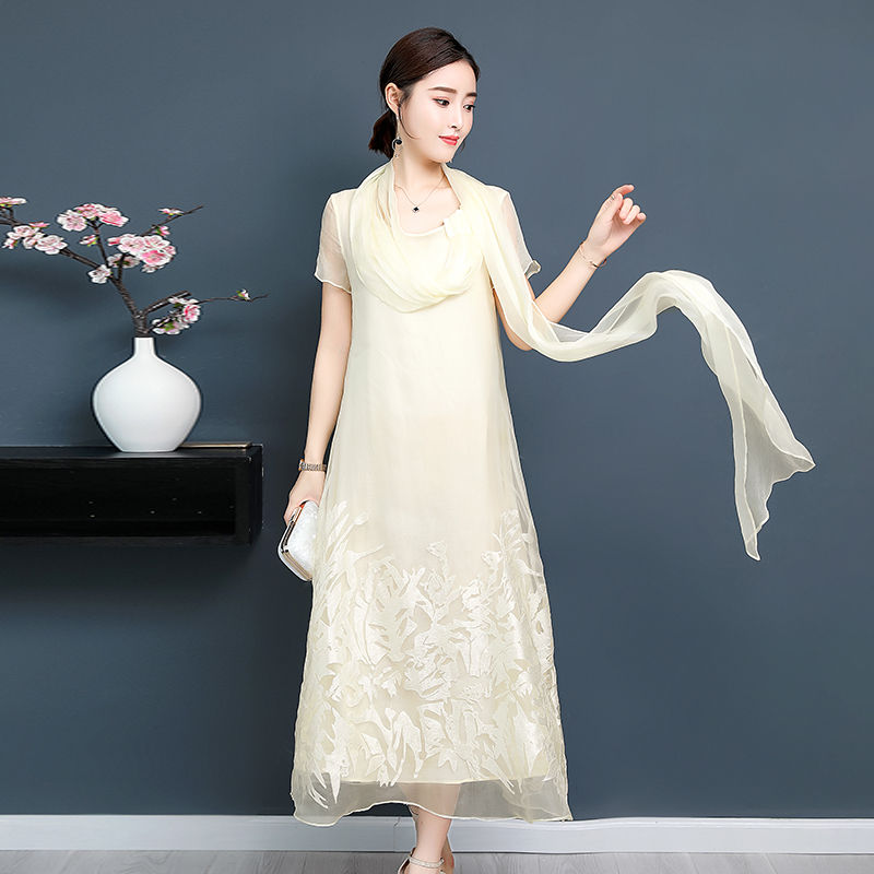 原来现在有一款比旗袍好看千倍的“减龄裙”，妈妈穿真的超级显嫩