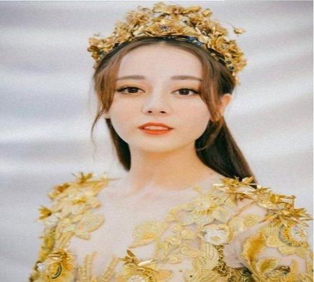 迪丽热巴穿蓝色旗袍