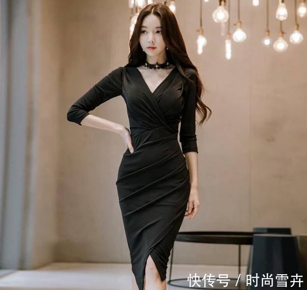 身材曼妙的紧身裙美女，秀出优雅气质，让人一眼难忘！