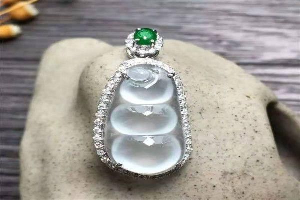 缅甸8000块买回来的原石，竟切出高冰种，货主自己都懵了！