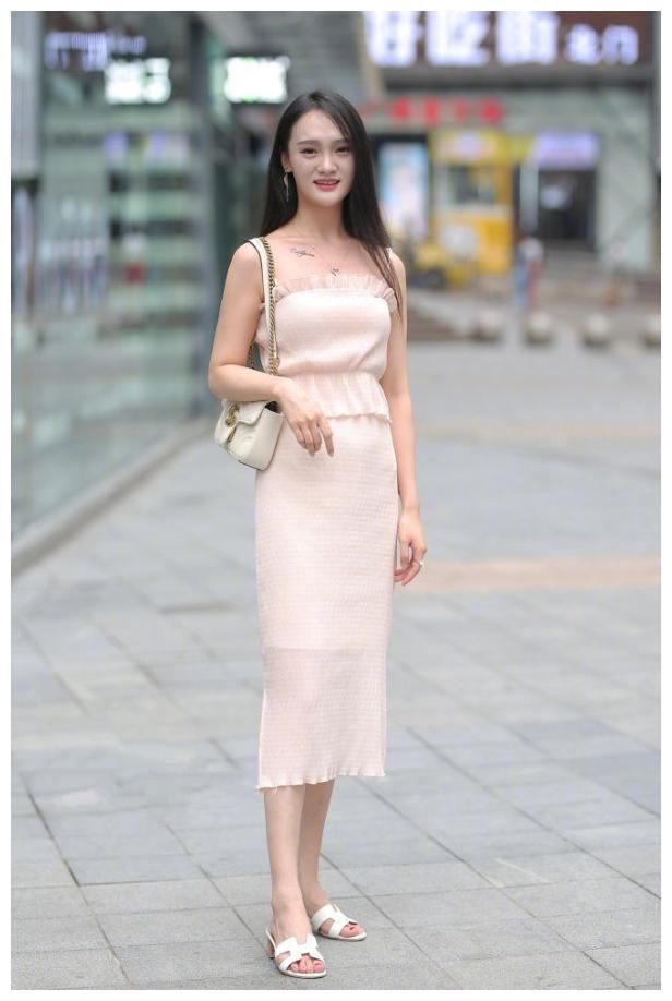 街拍：冷艳高贵的美女，身材高挑，展现出十足的女人味