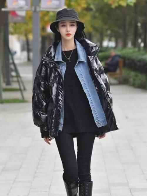 「气质」街拍:面带微笑的美女,一件白色上衣配牛仔热裤,时尚清新气质