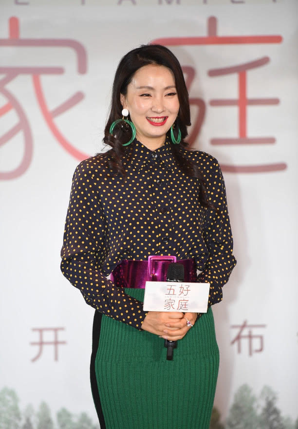 真服了陶虹,大胯把针织裙撑到变形,网友:一看知