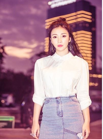 性感女神也可以hold住清纯帅气，柳岩的驭衣术了解一下？