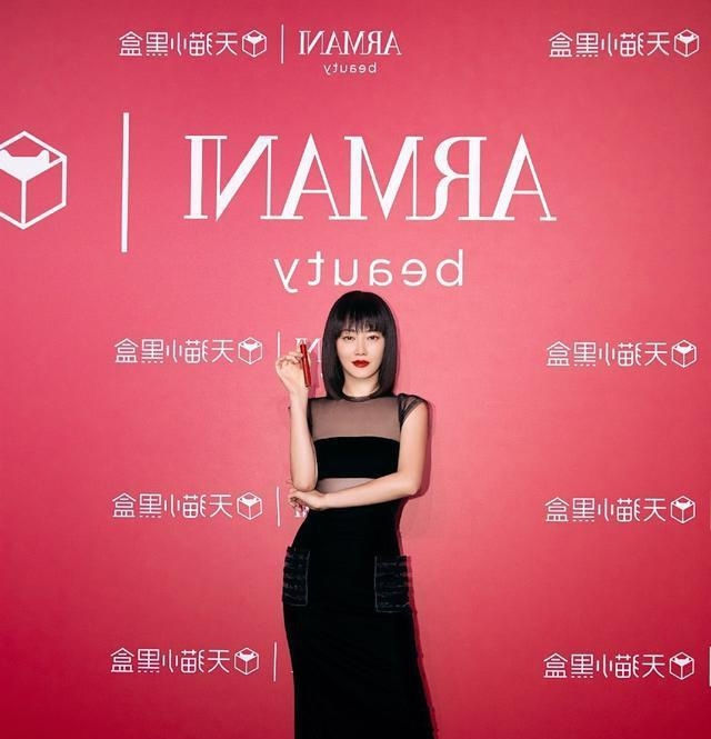  姑娘：路人街拍,姑娘高挑靓丽,穿翻领的雪纺无袖连衣裙,很性感