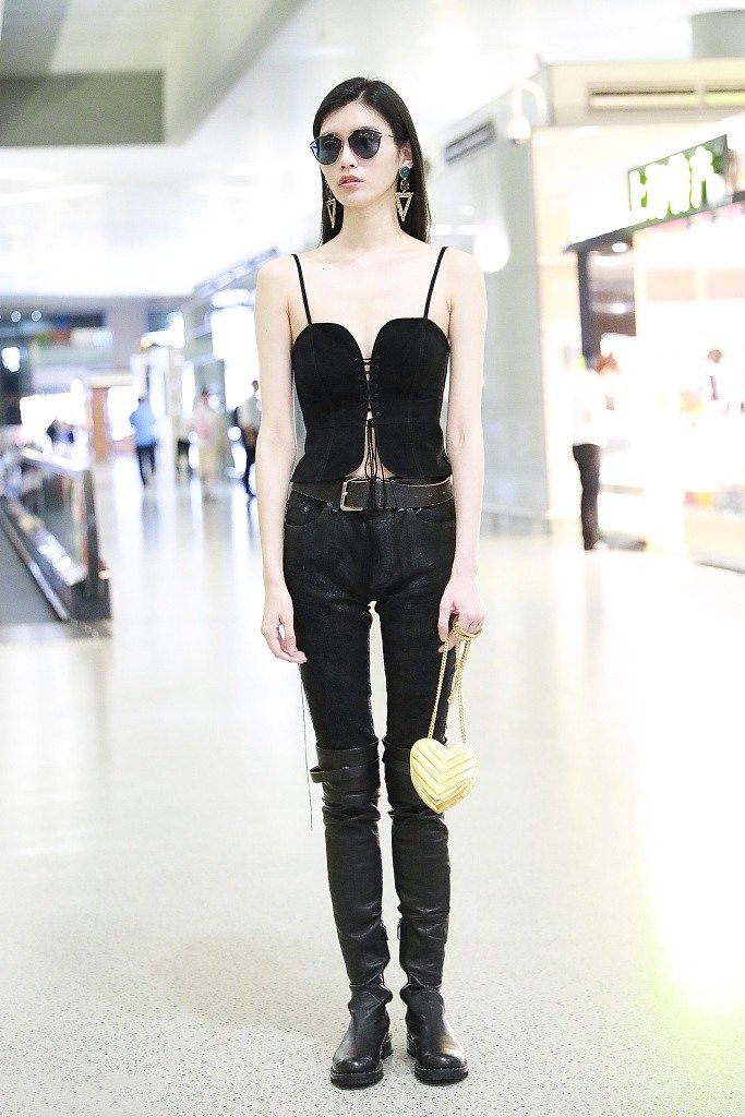 奚梦瑶吊带胸装小皮裤，网友:加个小皮鞭