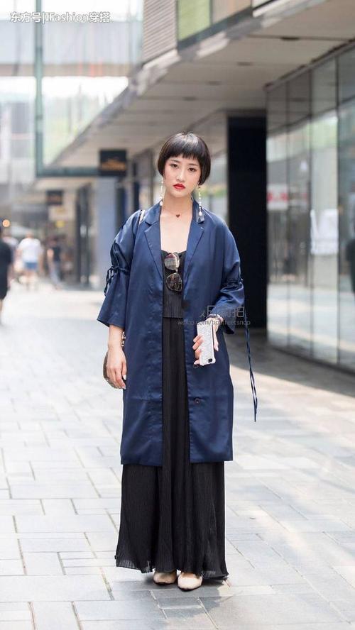 街拍：图四穿的吊带裙性感迷人，图六是标准的大长腿美女