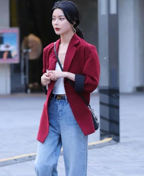  短袖■街拍：面带笑容的美女，一件浅色短袖配牛仔裤，时尚唯美气质