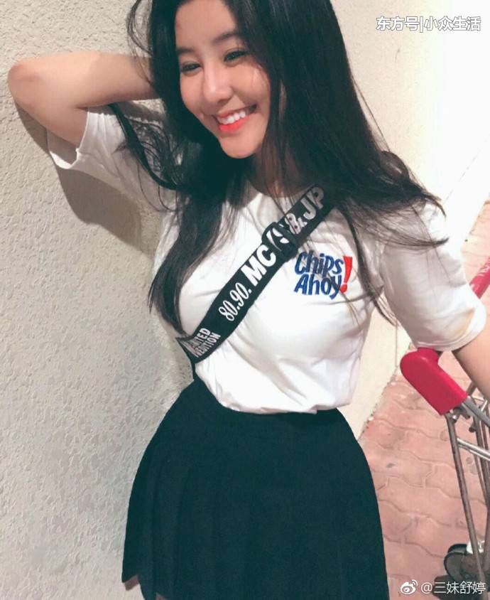 街拍:穿汉服的小姐姐，丝滑真丝面前，好身材“原形毕露”!