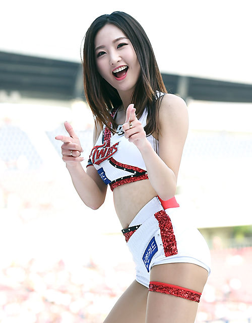 韩国棒球赛美女秀长腿，近距离看棒球拉拉队女郎