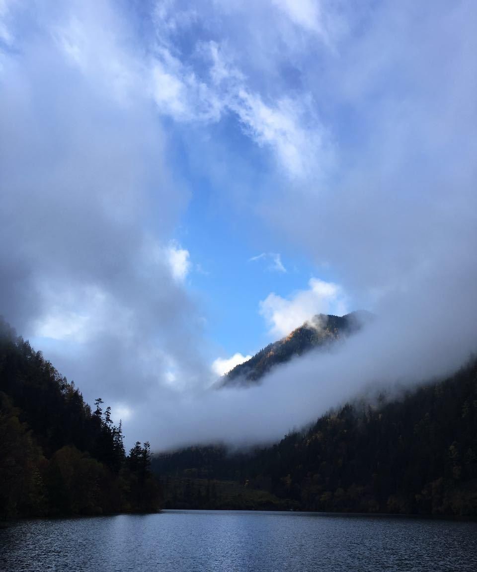 雲霧籠罩山間,有種