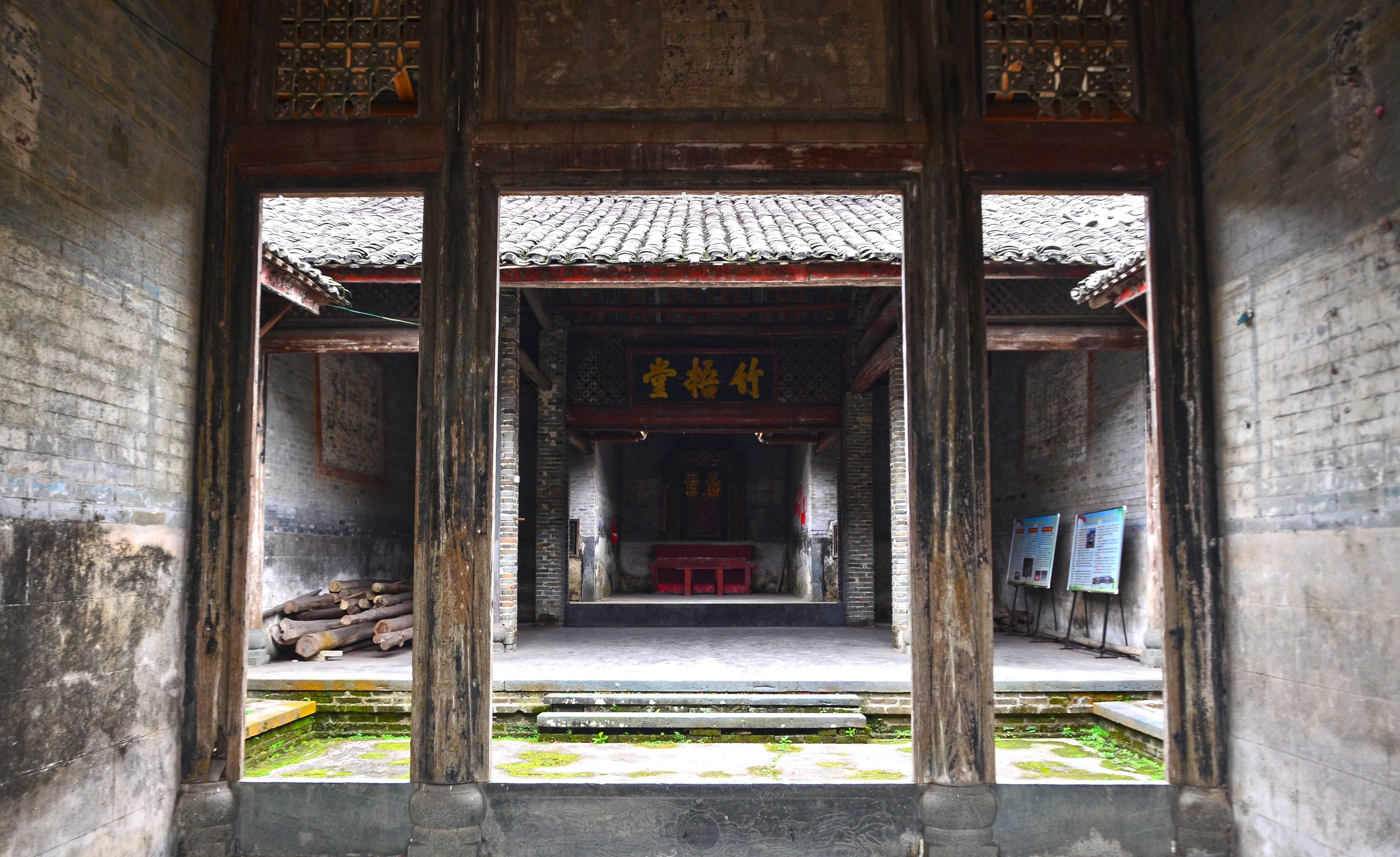 广东105国道旁，有一栋古朴的百年老屋，相传花158年历四代方建成