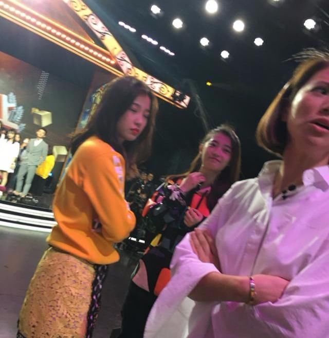  『袁咏仪去』路人2016年遇到虞书欣：超漂亮！虞书欣对路人说：世上还是好人多