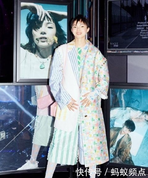 淡蓝色■她被称为“东方娃娃”,穿淡蓝色连衣裙,31岁依旧鬼马精灵
