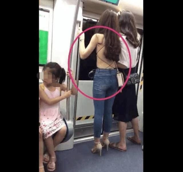 女子乘地铁大尺度露背装惊艳全场 是时代的进步，还是风俗的败坏