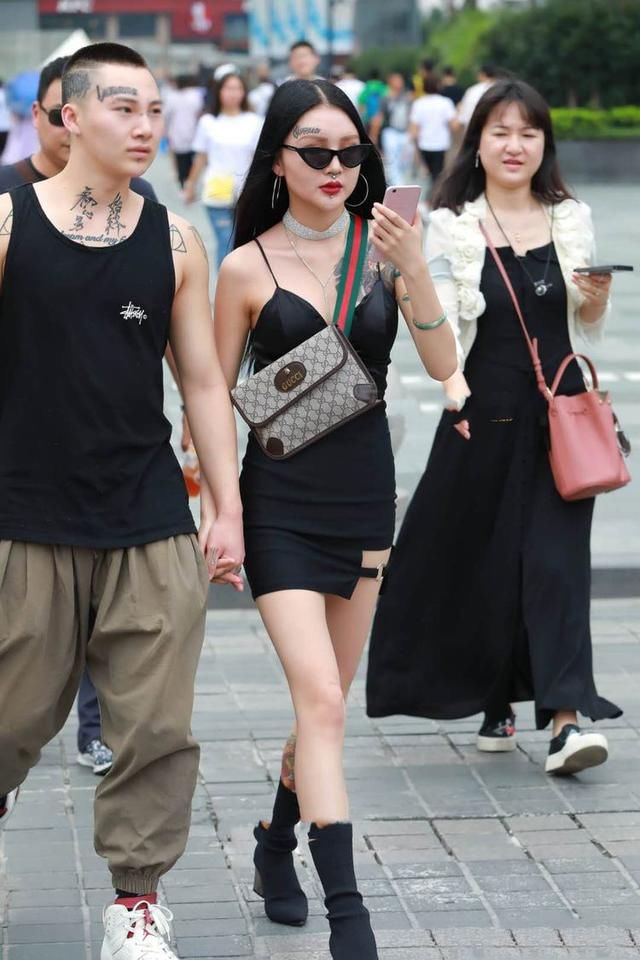 街拍：美女陪男友吊带长裙出街，夏天就要秀锁骨