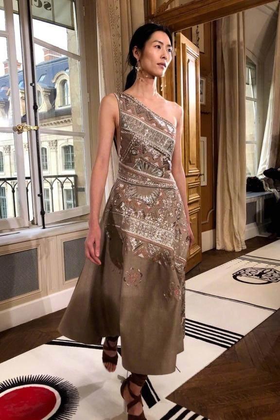 刘雯奚梦瑶现身时装周, 老奚除了腰粗腿胖, 腋下的副乳更引人注目