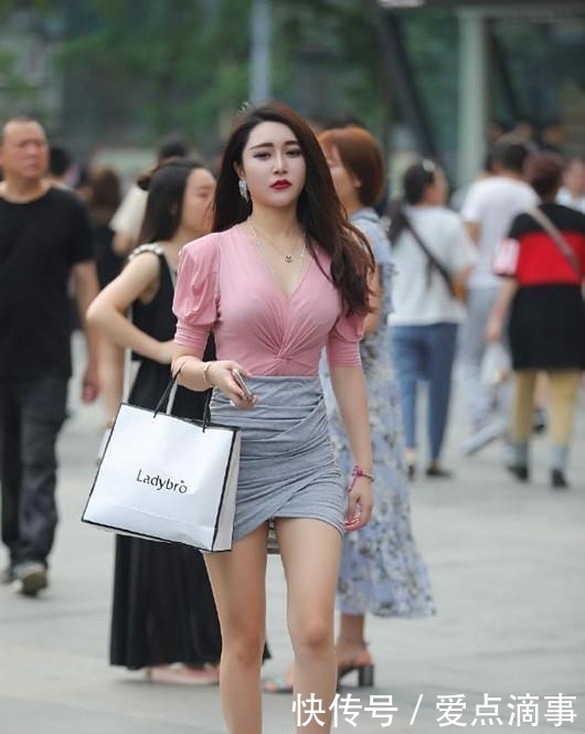 时尚:街拍:时尚美丽小姐姐就不能严肃点吗?