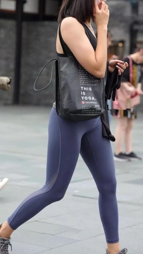 性感街拍丨穿运动背心、健身裤的短发美女，惊艳了路人！