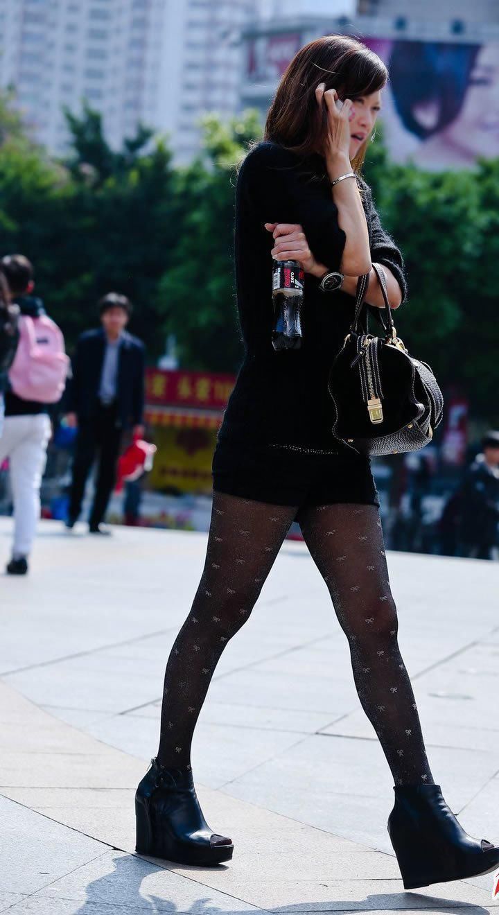 街拍:一斑点黑丝紧身裙美女，丰腴的身姿夺人眼球