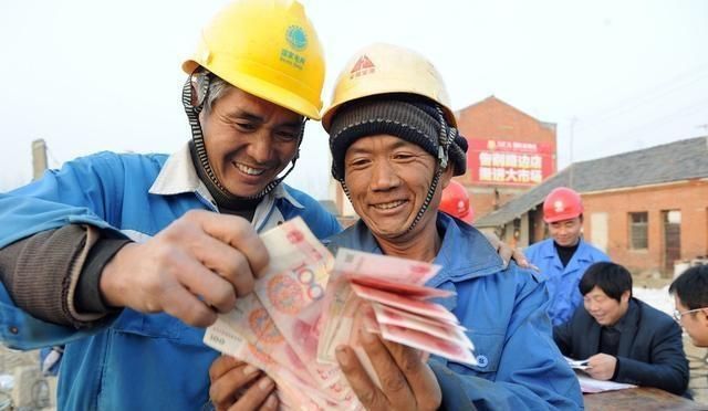 为什么很多农民工的工资，要等到腊月二十七八才会发？两点原因