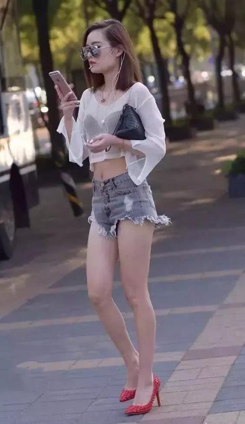 性感小姐姐十分的诱惑迷人,既露出了身材又秀出了大长腿。