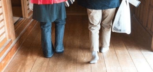 农村房子第一层也铺地板，脱鞋才让进，不想让别人来家里串门吗？