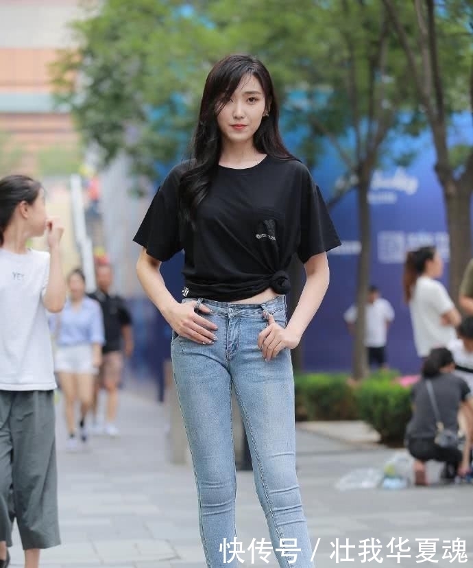 『时尚姑娘』对牛仔裤的偏爱,个性穿搭更显青春靓丽
