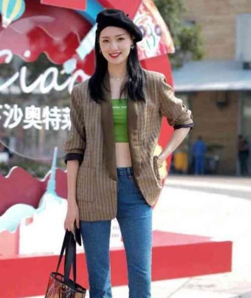 「蓝色」街拍:巧笑倩兮的美女,一件格子外套配蓝色牛仔裤,时尚唯美气质