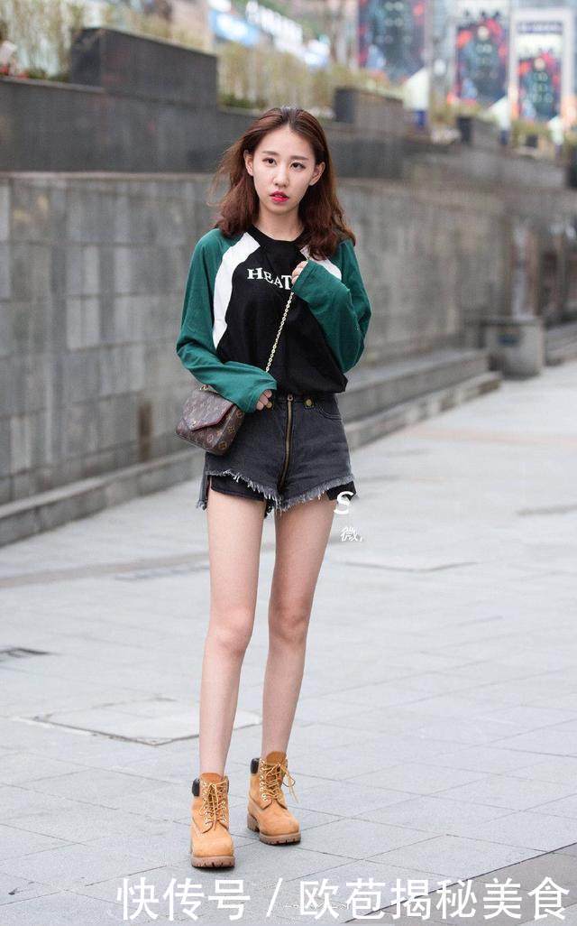 路人街的拍:好苗条小姐姐,高跟鞋和紧身牛仔裤秀出玲珑曲线!