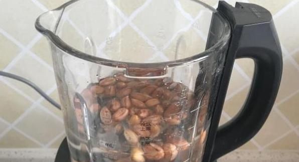  「吃腻」豆浆油条吃腻了，不如换换新的口味，花生酱豆味浓厚还对身体还好