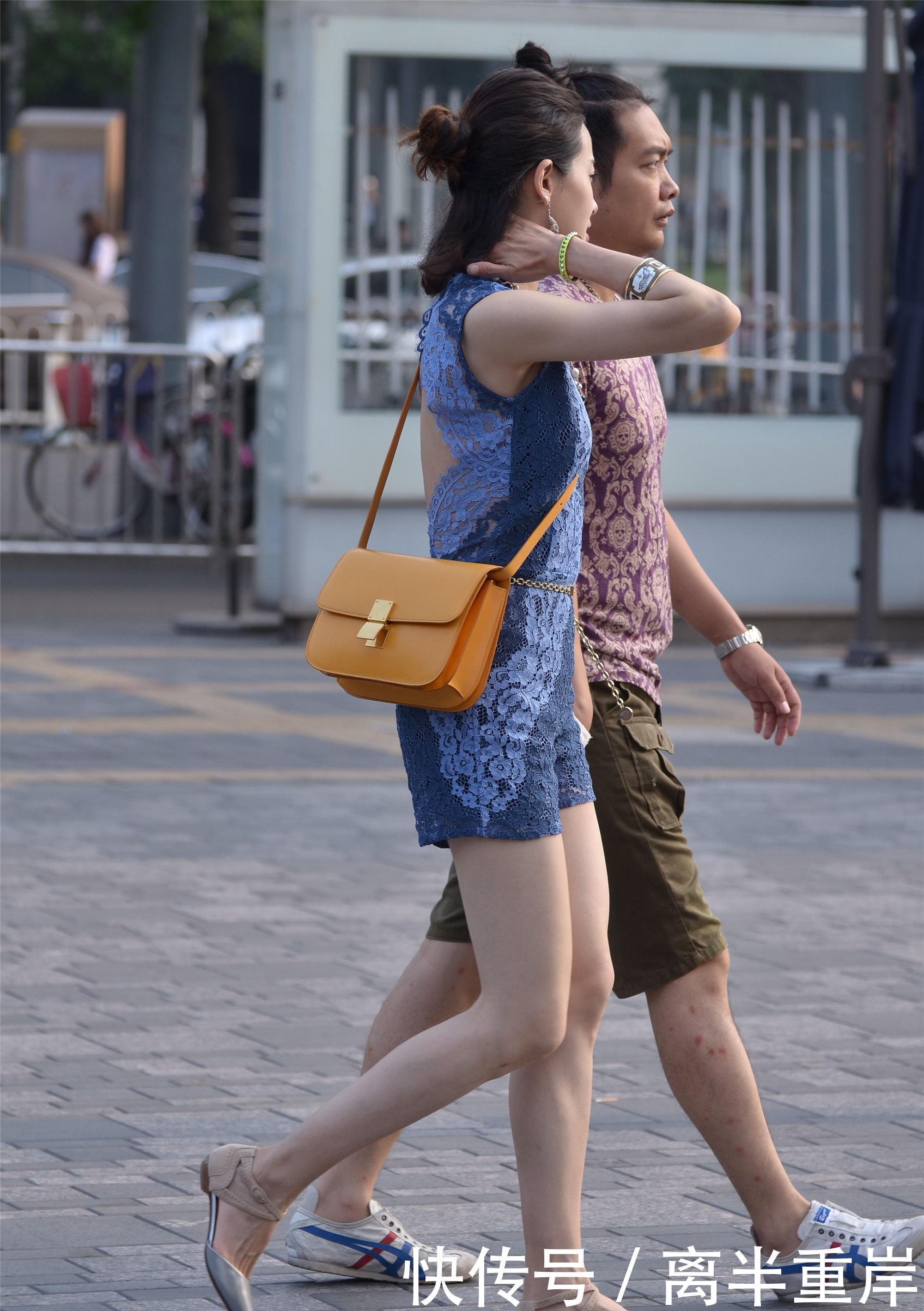  『小姐姐』街拍小姐姐搭配的连衣裤更像是连衣裙，吊带的款式，很有女人味