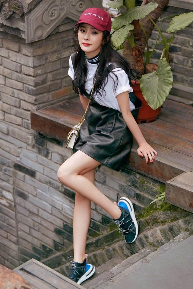 看到杨幂穿平底鞋我沉默了!差距太大!不知道是不是忘了修图?