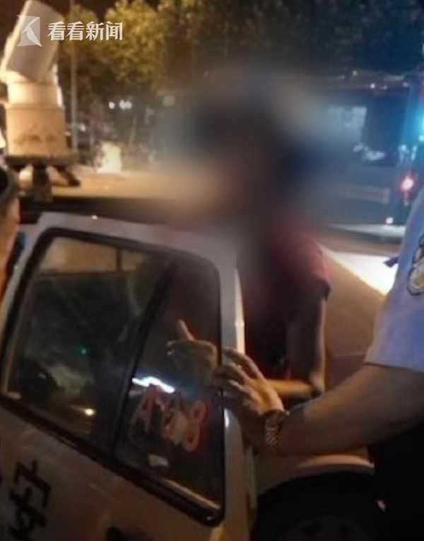 孩子下课后疑遭偷拐群众上前围堵 警方:嫌疑人有精神病史