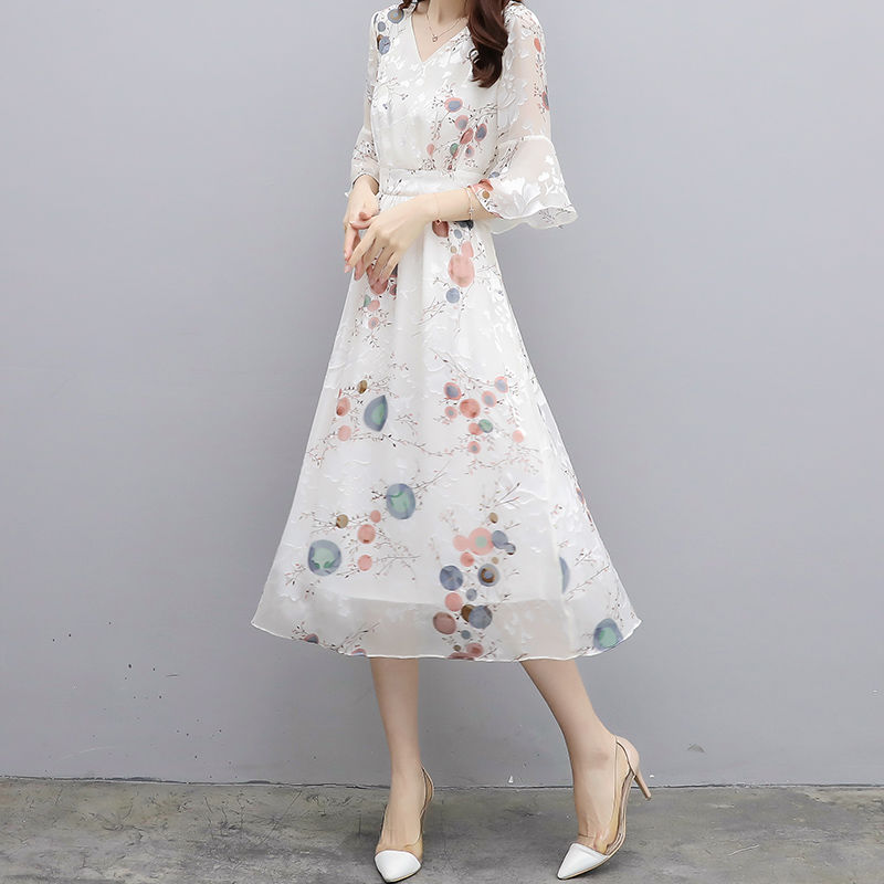 我45真没故意装嫩，全靠穿这“欧货裙”+高跟凉鞋，看着像25