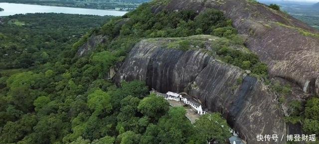 巨石山上的石窟寺始建于2000多年前，洞窟内仍有一世界未解之谜