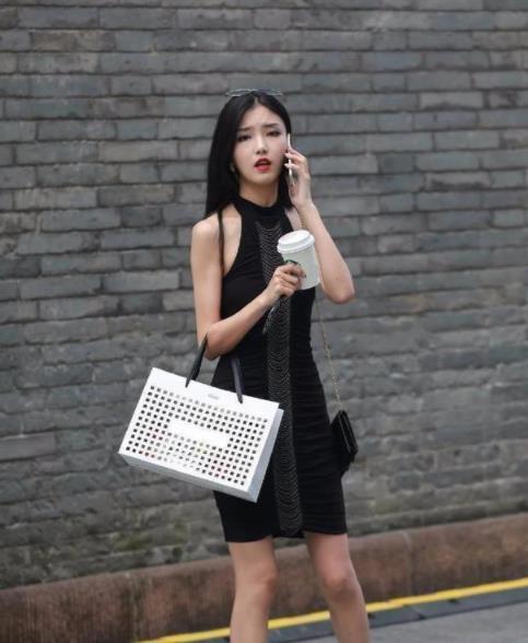  [气质]街拍：可爱美少女，无袖上衣搭配波点裙，展现出与众不同的气质