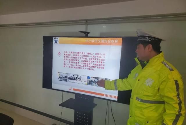  [交通安全]重庆交巡警开设“微课堂”，为中小学生开展线上交通安全教育