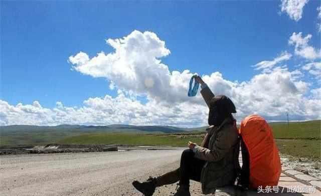 川藏线的搭车美女，一上车就做这种事？网友：穷游简直变味了！