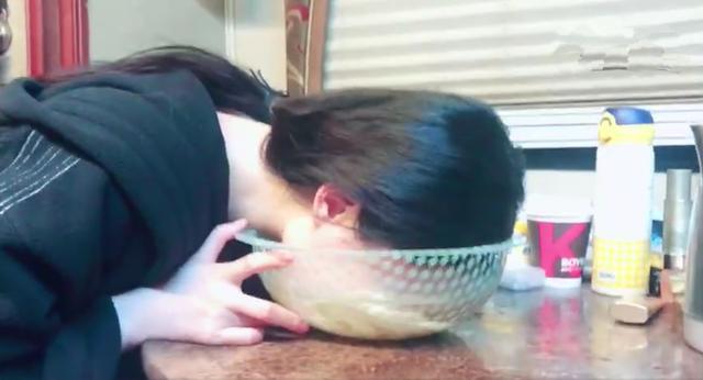 刘亦菲发了一条微博，章子怡评论说：我会一不小心喝下去