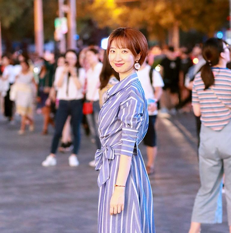 街拍:小姐姐靓丽打扮突显紧致的身姿曲线，流露出浓浓的女人味!