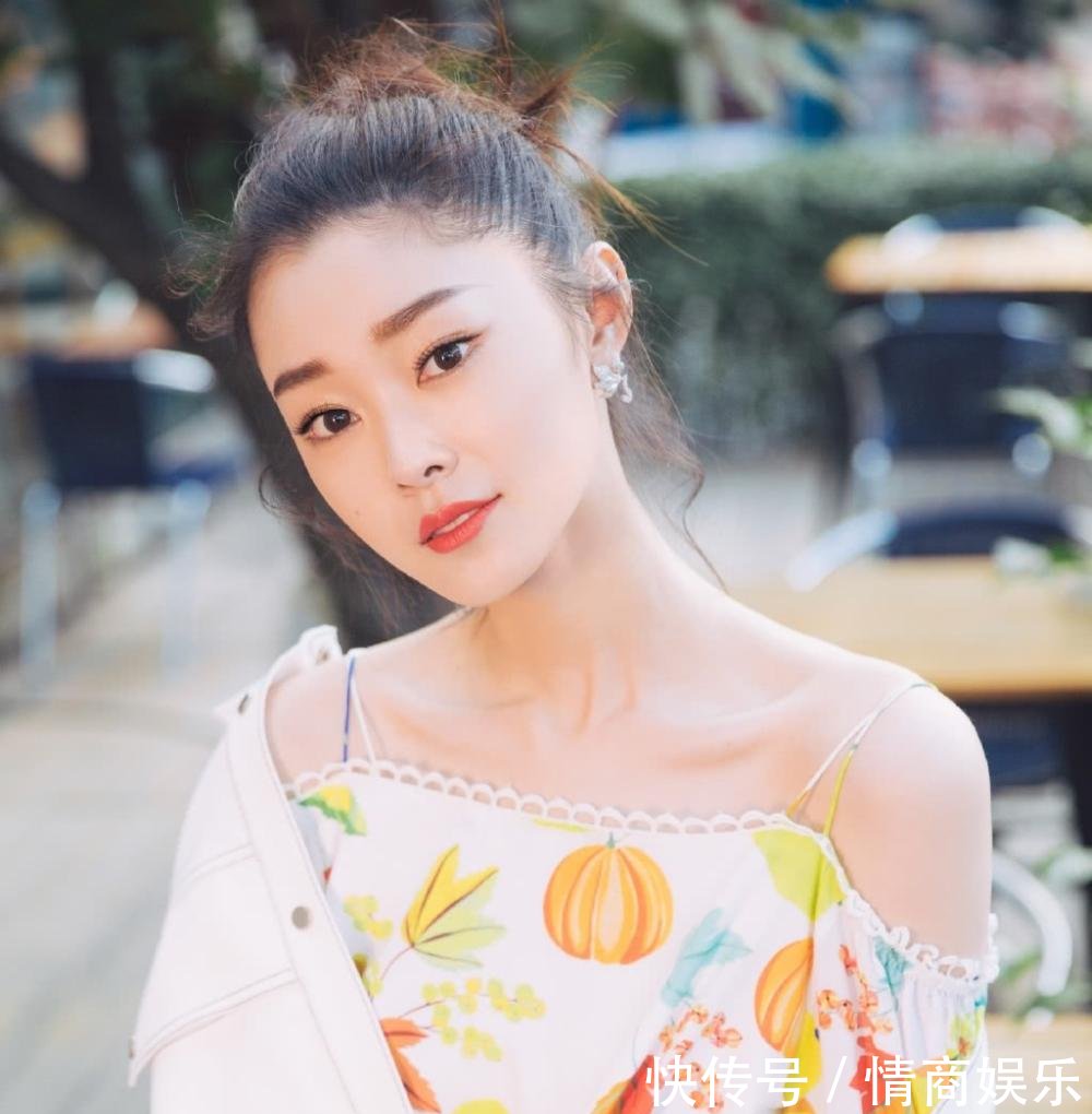 宋轶惊艳了! 深V领直接开到肚脐眼, 网友: 平胸也可以很性感!